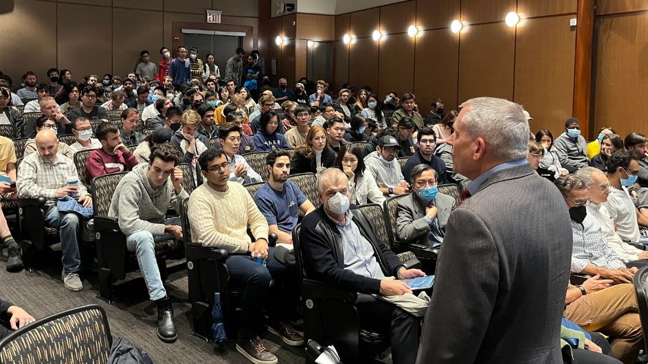 John Preskill, Richard P. Feynman Professor of Physics at the California Institute of Technology, and a crowd in Davis Auditorium at Columbia University