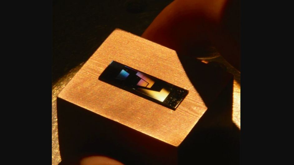  Image of a chip used for nonlinear photonics and consisting of hundreds of devices. 